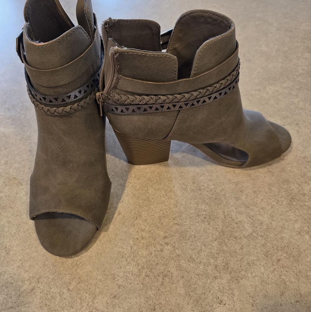 Stylish Women's Peep-Toe Ankle Boots